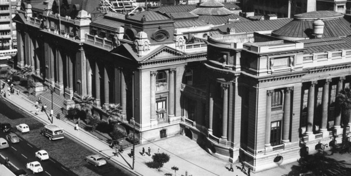 Archivo Nacional de Chile Arquitecto: Gustavo García del Postigo. Edificio data de 1939.