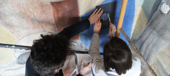 Conservación de pintura mural en la ex estación de ferrocarriles de Concepción. Archivo CNCR