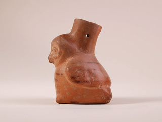 Vasija de cuerpo modelado en forma de lechuza, área cultural andina. Colección Arqueológica Raúl Bahamondes