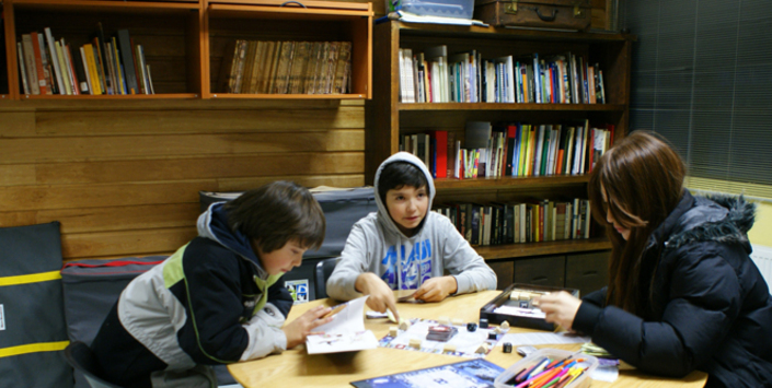 Visitantes utilizando la biblioteca del MAMG.