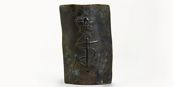 Chapa de bronce con insignia de la marina inglesa