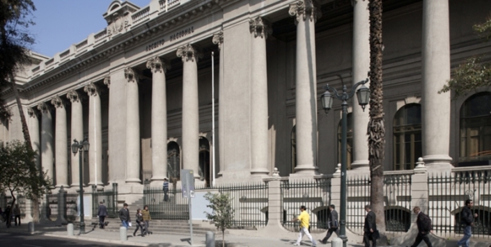 Ingreso al Archivo Nacional, calle Miraflores.