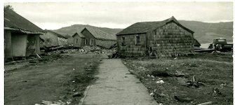 Calle Serrano (actual Costanera). Casas destruidas por el maremoto. Año: 1960. Colección: Enrique Caro Bahamonde.