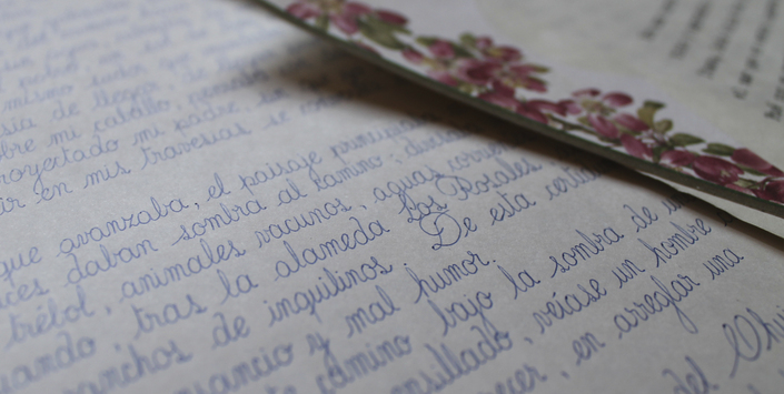 Manuscrito que forma parte de la colección "La mujer recuerda leyendas de su pueblo". Fotografía Celia Cisternas Urbina.