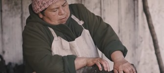 Juana Molina desconchando piures para posteriormente entregarlos a la venta.