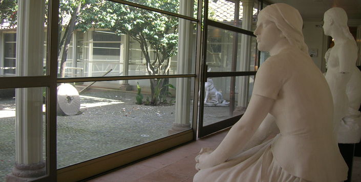 Corredor con esculturas