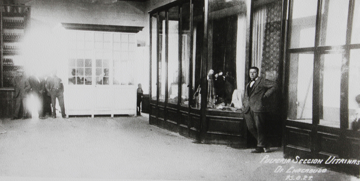 Vitrinas de pulpería en oficina Chacabuco