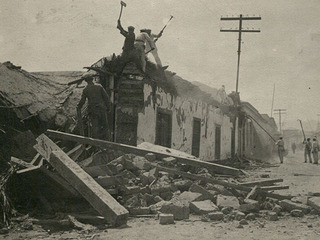 Tropa de zapadores demoliendo edificio ruinoso en la calle Atacama