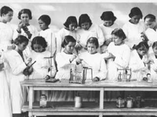 Alumnas en clase de química. 1937. Archivo Fotográfico