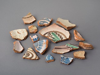 Mayólicas blancas y decoradas azul sobre blanco y polícromas