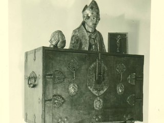 Bargueño y esculturas