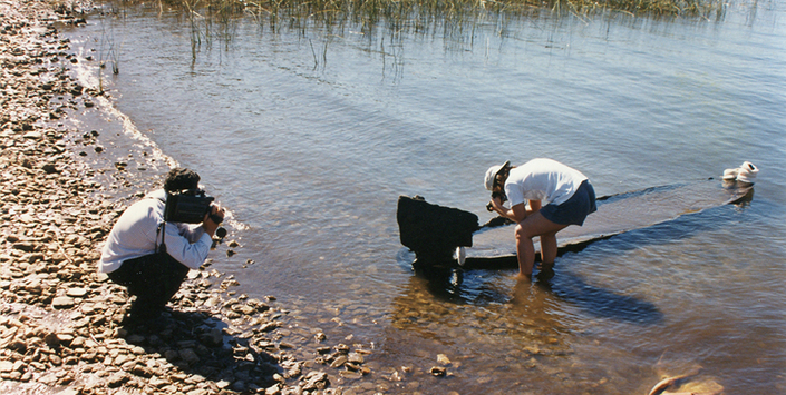 Hallazgo del wampo, lago Lanalhue, diciembre 1995. Colección Fotográfica Museo Mapuche de Cañete