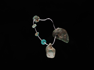 Conjunto de seis cuentas de piedra. Colección Arqueológica Raúl Bahamondes