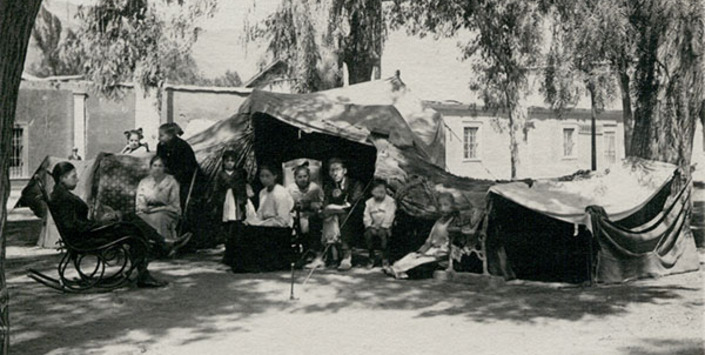 Familia Sayago y Arena en carpas en la  plaza de la ciudad