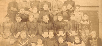 Grupo de alumnas de la Escuela de Talca, 1892. Colección de Fotografía