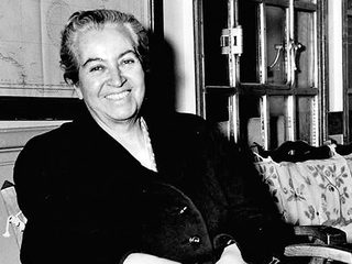 Gabriela Mistral sonriente