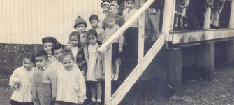 Fotografía de las niñas y los niños del jardín, ubicado en la población Inés de Bazán. Fuente: Memorias del Siglo XX