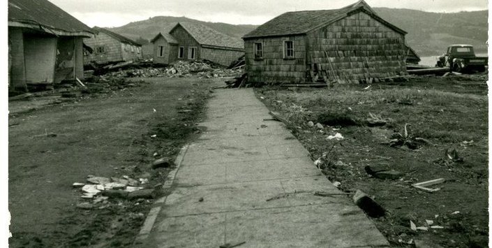 Calle Serrano (actual Costanera). Casas destruidas por el maremoto. Año: 1960. Colección: Enrique Caro Bahamonde.