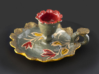 Palmatoria en miniatura con asa dorada y bordes ondeados