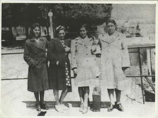 Teolinda Pavie Espinoza y sus amigas en la costanera antes de embarcar de regreso a Corral