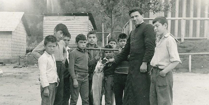Padre Antonio Ronchi junto a niños del Hogar Internado San Luis, Puerto Cisnes.