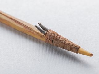 Detalle del extremo penetrante y de las barbas laterales de un atado de cabezales de arpón tipo D