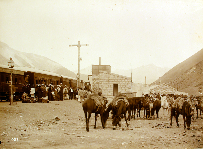 GULLIVER, Alex R. Estación de trenes en el recorrido del ferrocarril Trasandino. GULLIVER, Alex R. Estación de trenes en el recorrido del ferrocarril Trasandino.