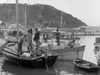 Fotografía: Angelmó, 1973. En la imagen se puede apreciar una lancha chilota