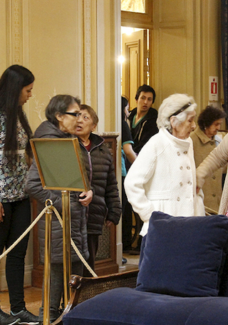 Adultos mayores en el Hall Central