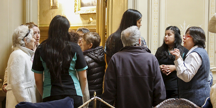 Rita Zeballos haciendo la guia