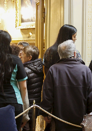 Rita Zeballos haciendo la guia