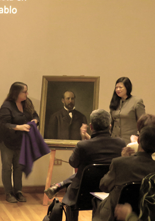 Carolina Ossa y Alicia Moncada a descubriendo la pintura de Pedro Pablo Muñoz.