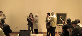 Carolina Ossa es saludada por la Sociedad Patrimonial Pedro Pablo Muñoz.