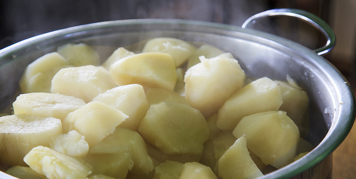 Olla de papas hervidas