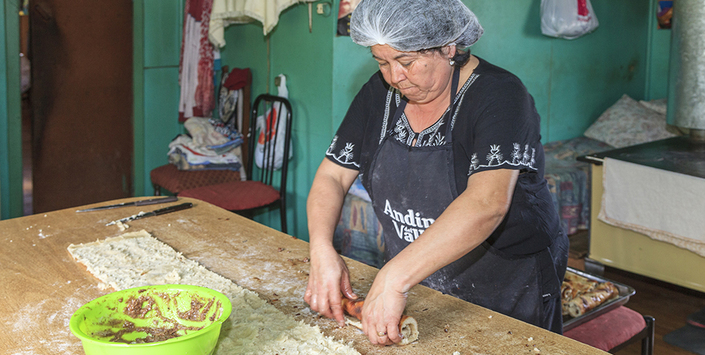 Enrollado de una porción de chochoca rellena con llides