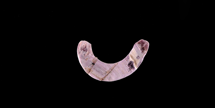 Anzuelo tallado en concha