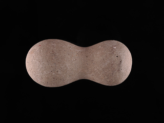 Artefacto pulido en piedra sin evidencias de uso