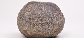 Piedra pulida en superficie rugosa