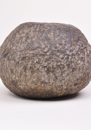 Piedra pulida en superficie rugosa