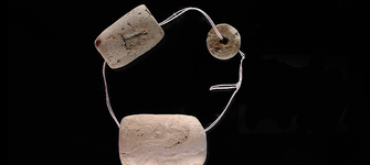 Conjunto de tres cuentas de piedra