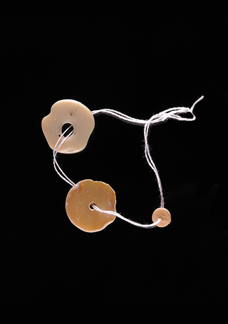 Conjunto de tres cuentas de piedra