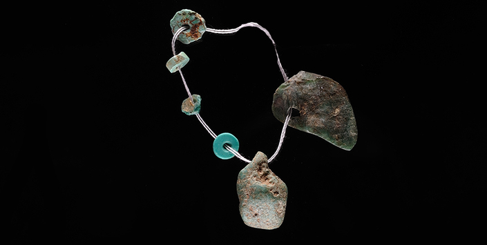 Conjunto de seis cuentas de piedra. Colección Arqueológica Raúl Bahamondes