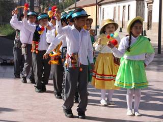 Niños bailando trote tarapaqueño