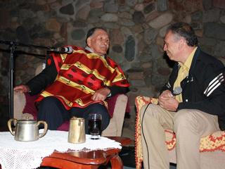 Don Lorenzo Milla entregando su testimonio