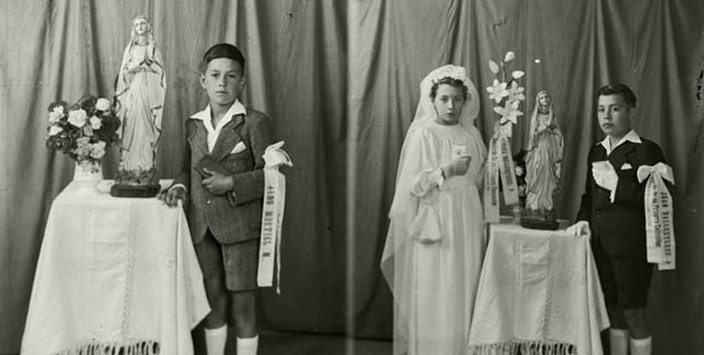 Pareja de niños en su primera comunión