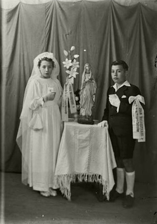 Pareja de niños en su primera comunión