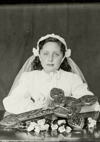 Niña en su primera comunión