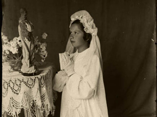 Niña en su primera comunión