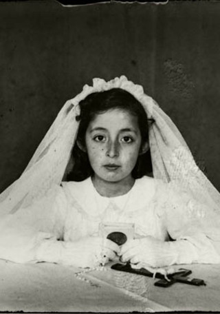 Niña en su primera comunión