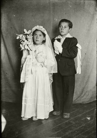 Pareja de niños en su primera comunión